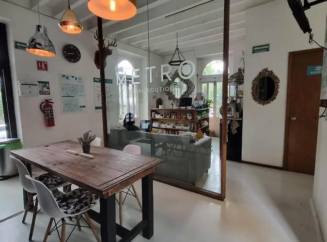 Metro Boutique Hostal *